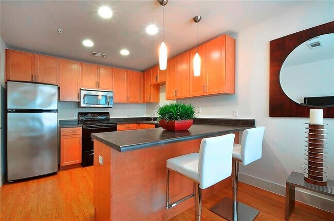 Building Photo - 711 W 32nd St