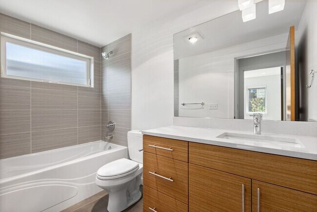 Building Photo - Stunning Modern Air-Conditioned in Coveted...