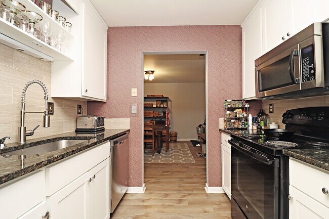Building Photo - Move-in Ready + Pet-Friendly River Run Condo Near Pen Park