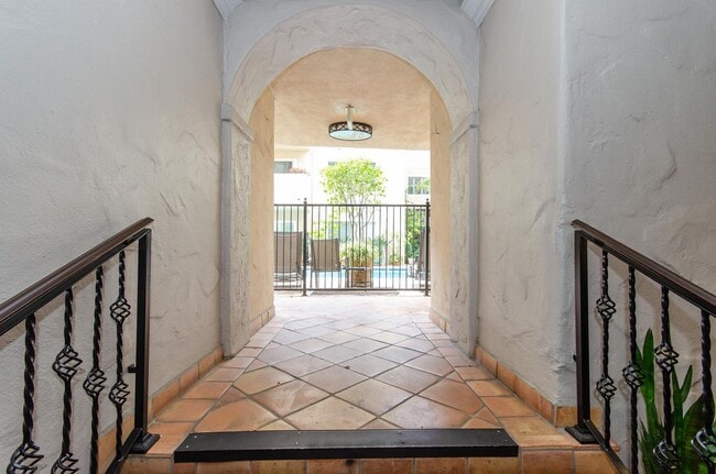 Building Photo - Stunning renovated apartment in the Heart ...