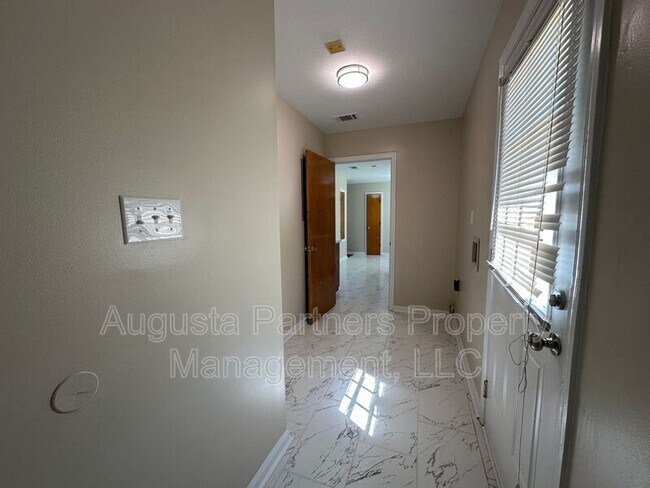 Building Photo - 3520 Stafford Dr