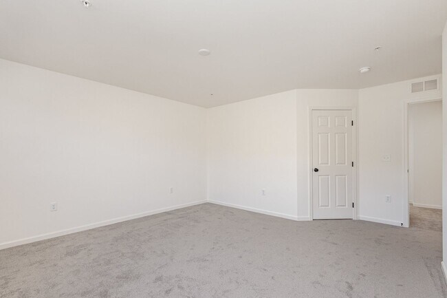 Building Photo - Move in by 12/1/24 for HALF OFF FIRST MONT...