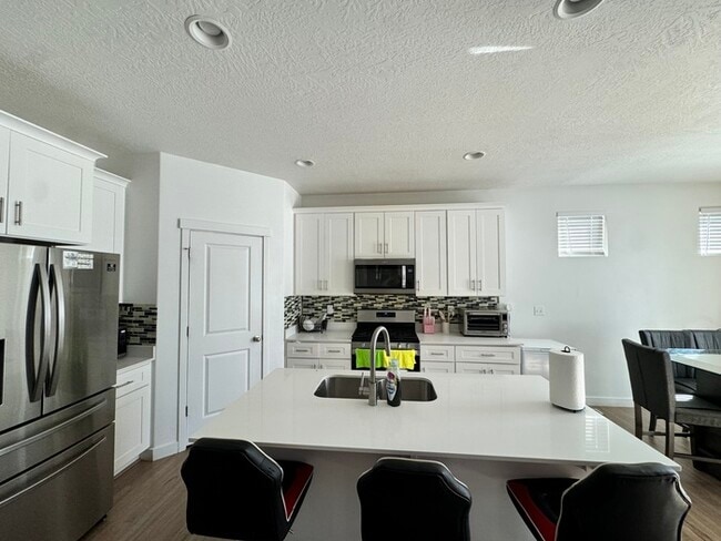 Building Photo - Your Next Home Awaits!