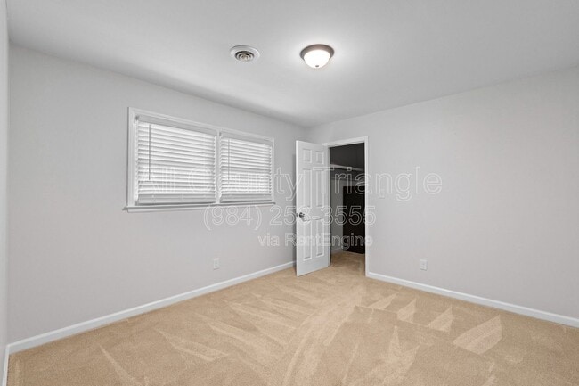 Building Photo - 5105 Pine Dr