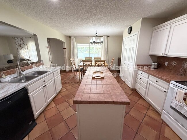 Building Photo - 47 Reeding Ridge Dr W