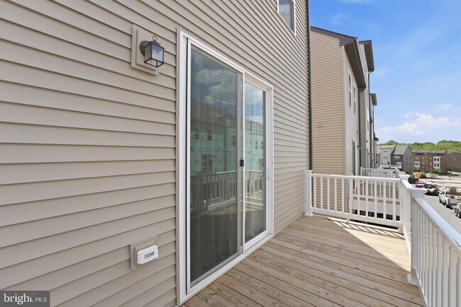 Building Photo - 6066 Beake St