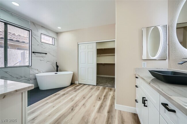 Building Photo - 9272 W Viking Rd