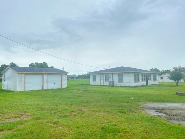 Building Photo - Bastrop Bayou Front 3/1.5/2 Home Near Demi...