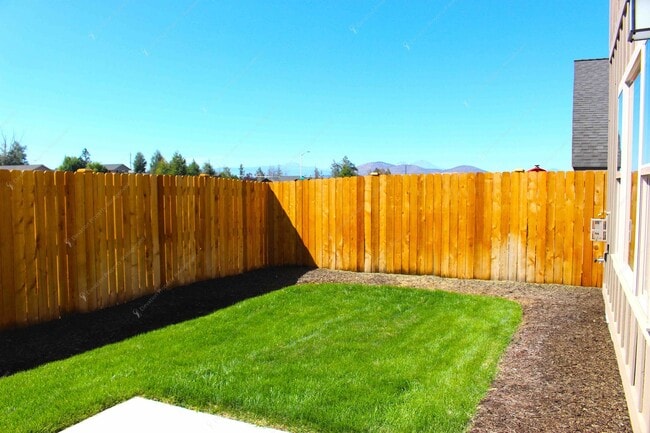 Building Photo - 3 BR home in Northwest Redmond w/ Mountain Views