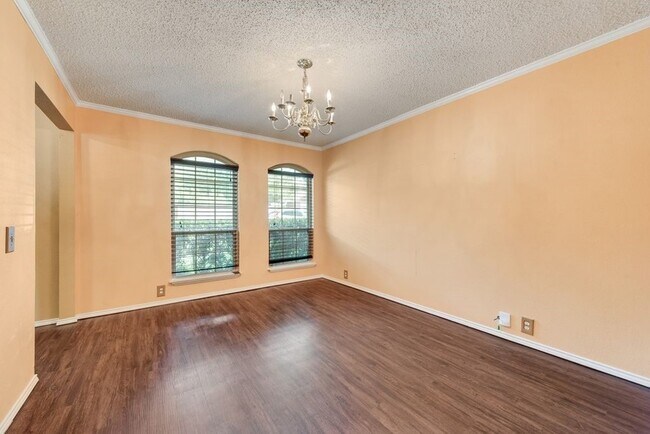 Building Photo - 220 High Pointe Ln