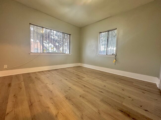 Building Photo - 1002 W 4th St