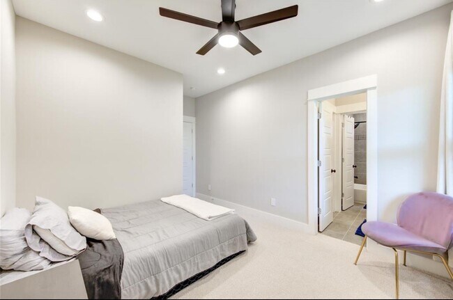 Building Photo - 704 Pinemont Cyn Ln