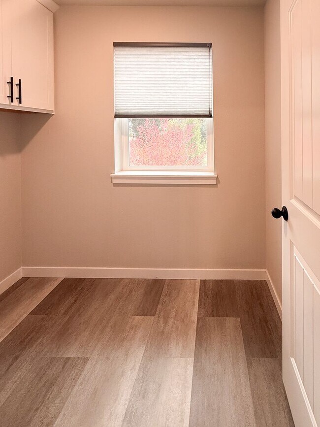 Building Photo - 5590 Mountain Quail Dr S