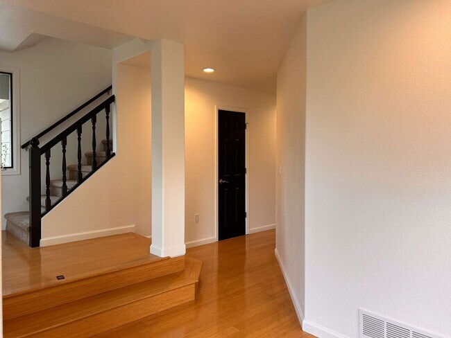 Building Photo - 4 Bedroom, 2.5 Bathroom in Lakeside Terrac...
