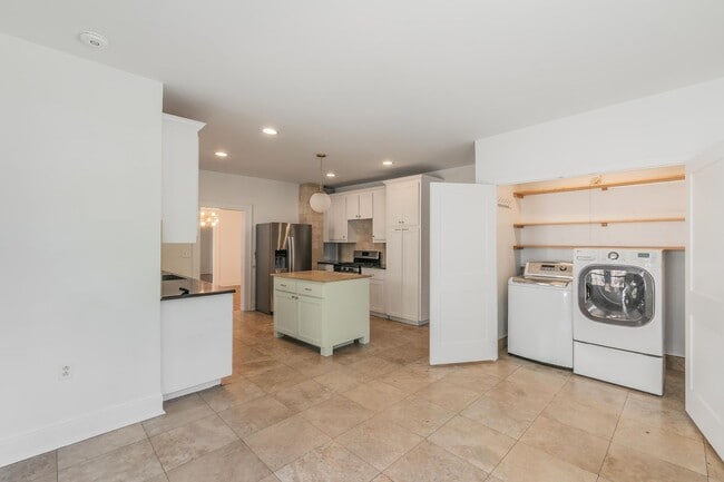 Building Photo - CHARMING and UPDATED 3/2 in The Cultural District