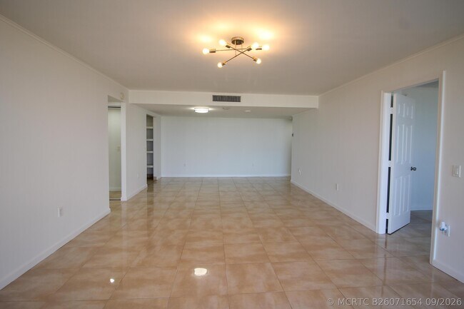 Building Photo - 5600 N Flagler Dr