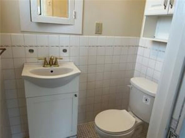 Half bath - 700 Florida Blvd