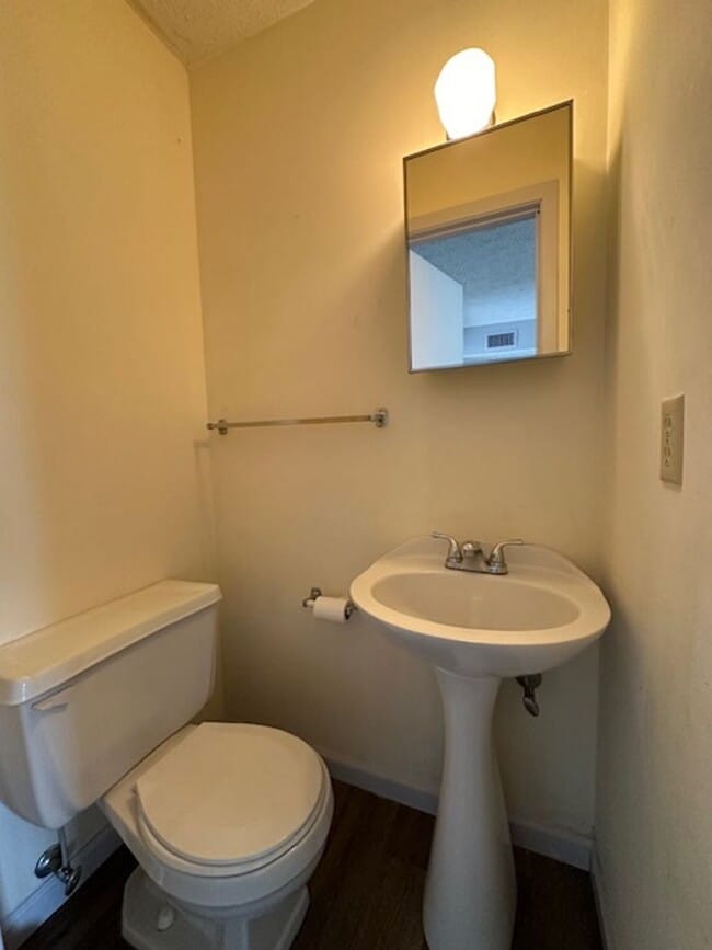Building Photo - 2 Bedroom / 1.5 Bath Townhouse, 1000 SQ. F...