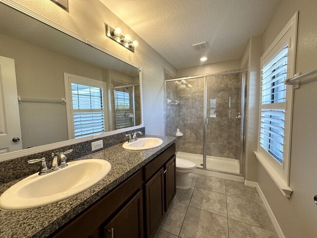 Building Photo - Charming 3-Bed Oasis with 2.5 Baths in Bea...