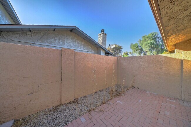 Building Photo - 3301 W Loma Ln