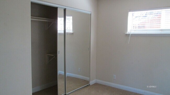 Building Photo - 3 bedroom Rental with garage