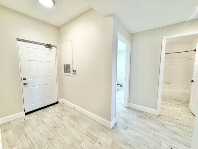 Building Photo - ** FAIRWAY PRESERVE ** 2 BED / 2 BATH COND...