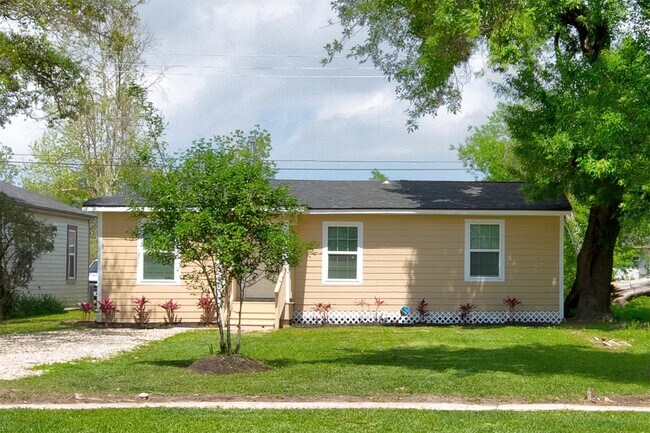 Building Photo - 100 18th Ave N