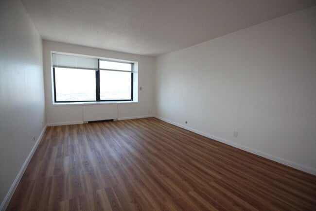 Building Photo - 65 E India Row