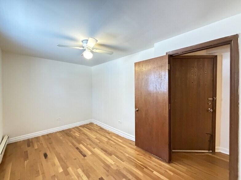 Building Photo - 850 W Cornelia Ave