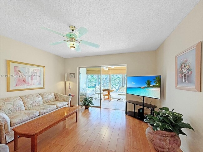 Building Photo - 1030 Country Club Dr