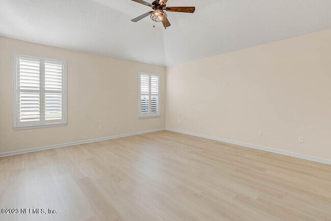 Building Photo - 813 W American Eagle Dr