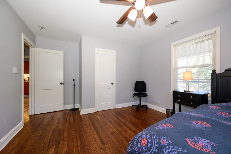 Bedroom 2 & Closet - 2660 Roslyn Ave