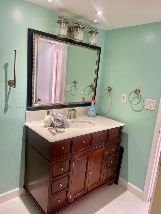Building Photo - 6695 Racquet Club Dr