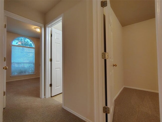 Building Photo - 3109 Lynnbrook Dr