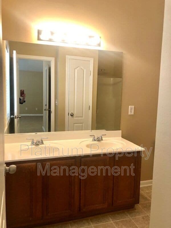 Building Photo - 6583 Silk Tree Pointe