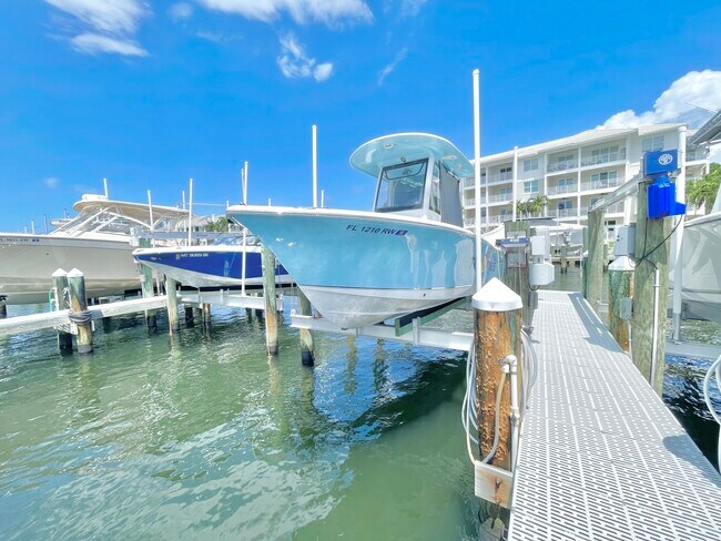 Building Photo - 1044 Bay Colony Dr S