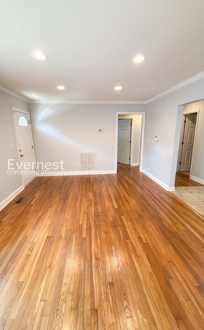 Building Photo - 2 Bed/1 Bath Home with Garage / Available Now!