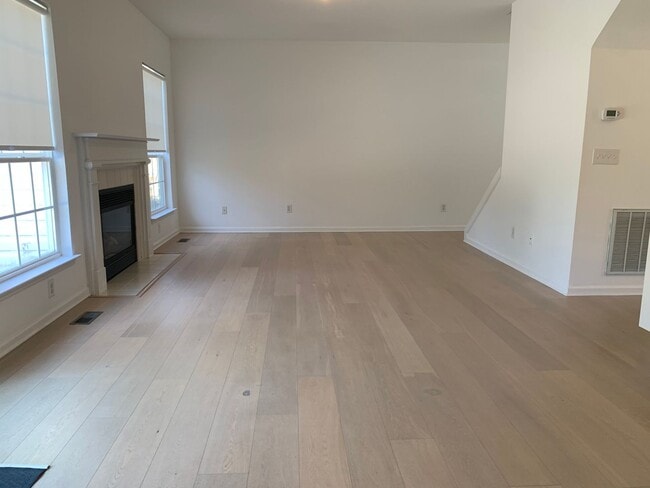 Building Photo - Renovated 5 Bedroom Home w/ 2 Car Garage and Fenced Backyard