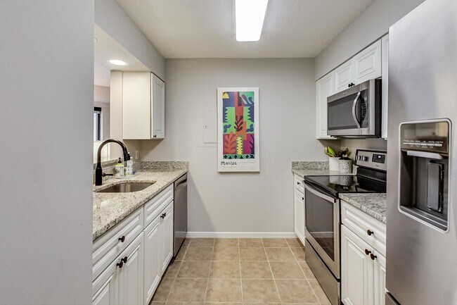 Building Photo - 2-bedroom, 1-bath condo in the sought-afte...