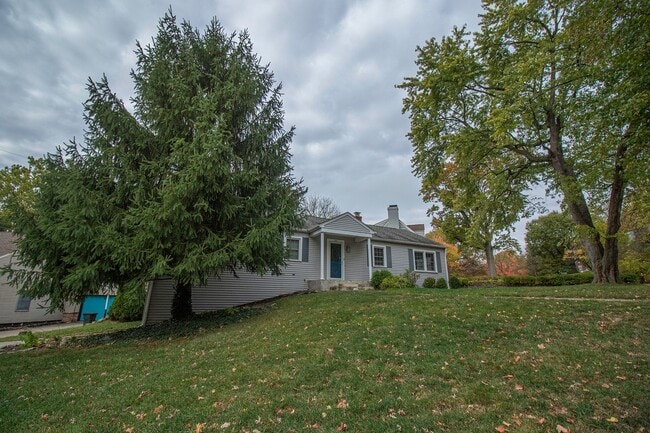 Building Photo - AVAILABLE AUGUST 15TH, 2026 - CHARMING 4 B...