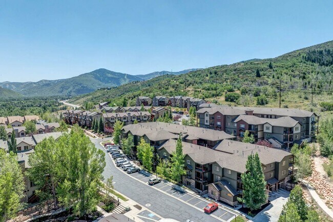 Building Photo - Stunning Furnished Park City Condo