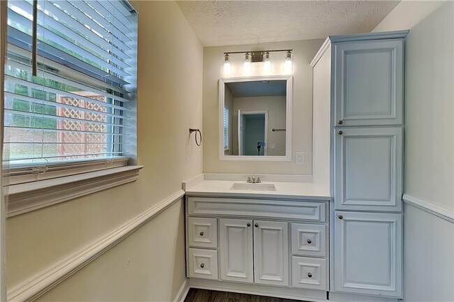 Building Photo - 607 River Bend Cir