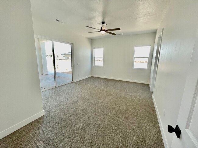 Building Photo - Like New! Three Bedroom Home in Desert Color