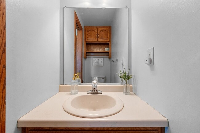 Building Photo - 5 BEDROOM 4.5 BATH PRIVATE BACKYARD