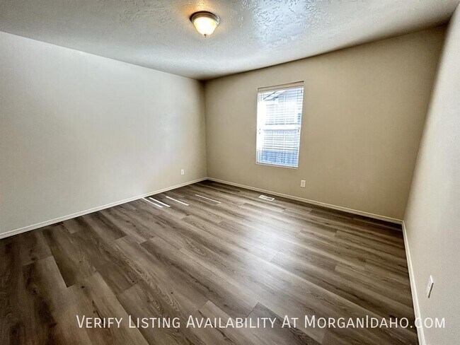 Building Photo - 1723 W Bayeux Dr