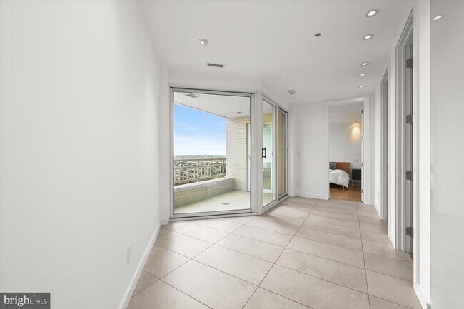 Building Photo - 100 Harborview Dr