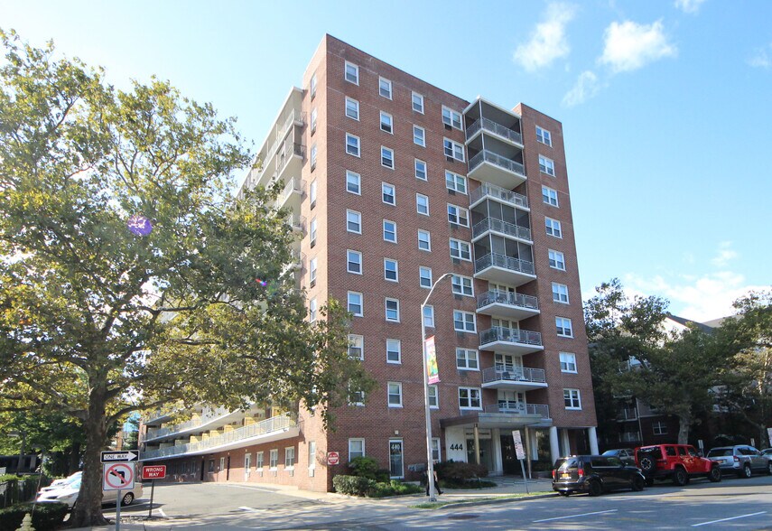 Building Photo - 444 Bedford St