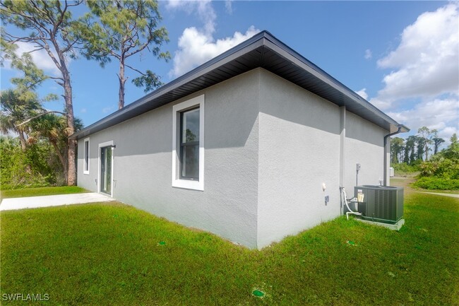Building Photo - 3015 S Balsam Cir
