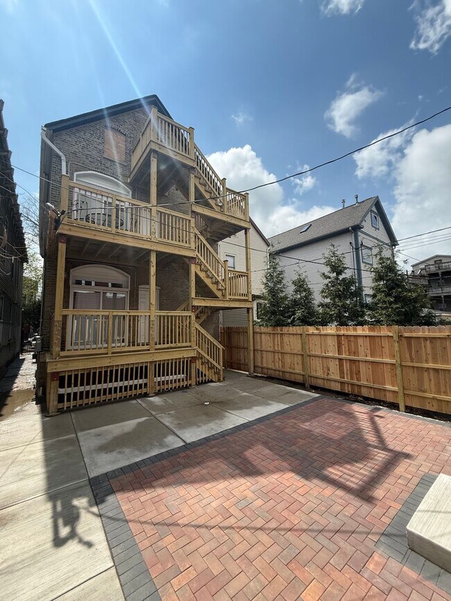 Building Photo - 1336 W Barry Ave