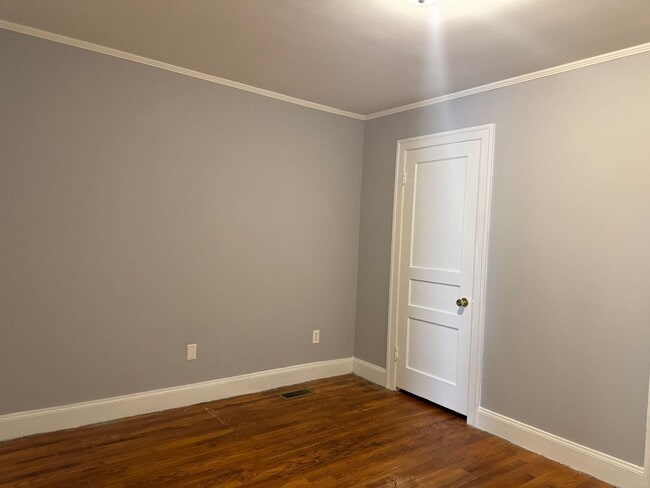 Building Photo - Great Location! Large Home with 3 bedrooms...